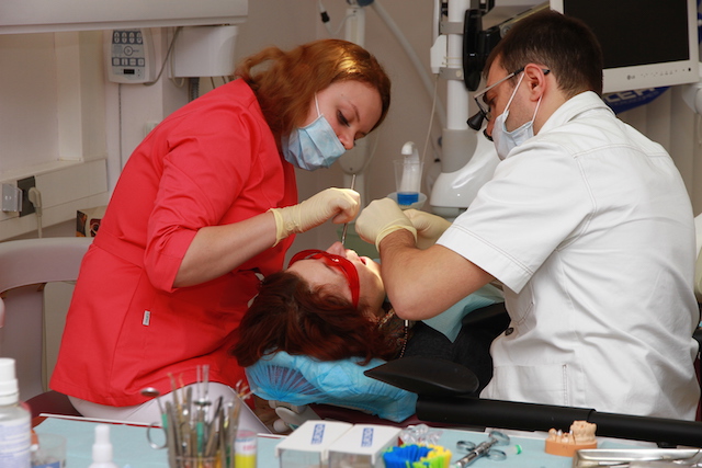Услуги стоматолога в клинкие пластической хиургии и косметологии Medlounge